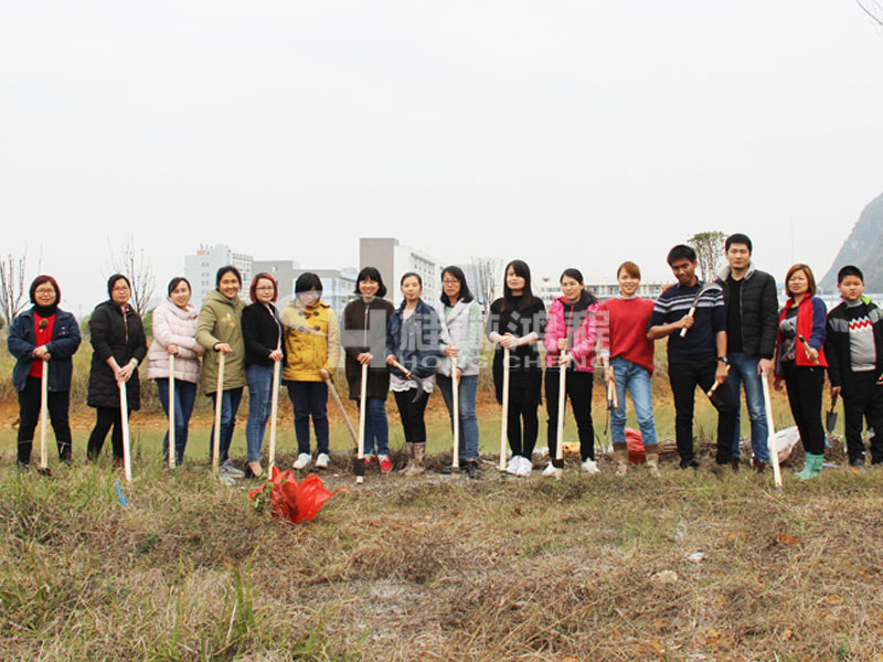磨粉机厂家注重环保绿化，提倡环保，生产环保型磨粉设备，图为桂林MILE米乐磨粉机员工植树节进行植物活动。